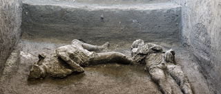 Två döda män har grävts fram i Pompeji