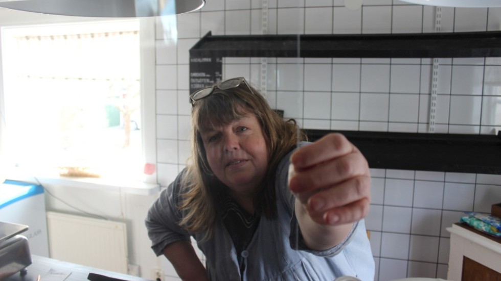 Charlotte Rydström och hennes kollegor vid specerihandeln Landets Goda i Kisa håller stängt på grund av covid-19.