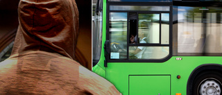 Maskerad man ofredar kvinnor på stadsbussarna