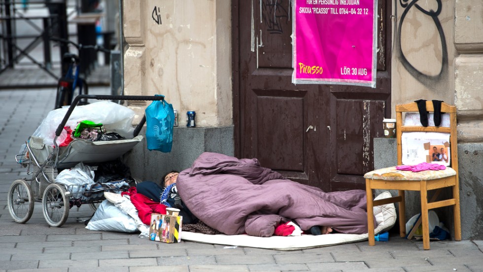En uteliggare har hittat sovplats i korsningen Seavägen/Tegnérgatan i Stockholm.
