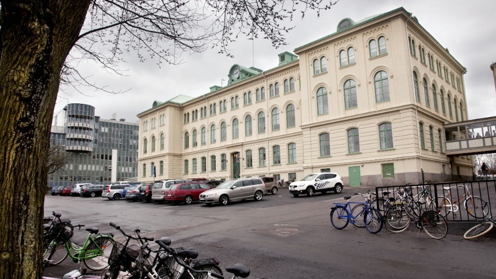 Ellen Keyskolan (bilden), samt ytterligare tre skolor i kommunen övergår till distansundervisning på uppmaning av smittskyddsläkaren i Region Kalmar län.