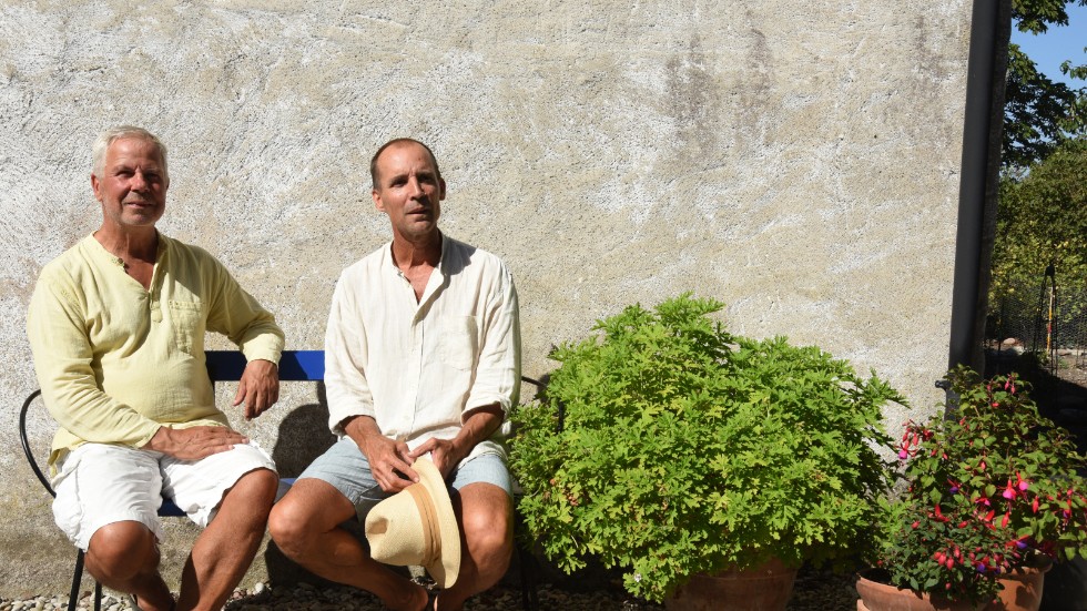 Lars Johansson (till höger) och Håkan Mattson kompletterar varandra arbetet med trädgården. ”Jag gillar att gräva. Det är min fysiska meditation”, säger Lars medan Håkan står för slutfinishen.