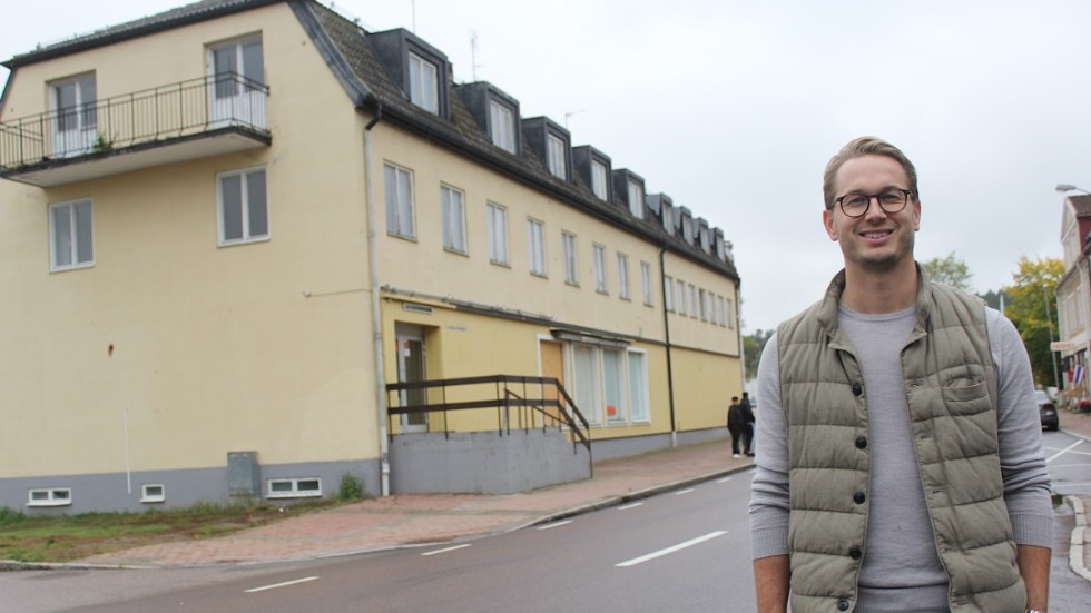 Daniel Andersson, vars företag DA Anderssons Fastigheter, har köpt "Konsumhuset" i Virserum. "Jag gillar transformationen, när man tar något nedgånget, bortglömt och lyfter det", säger han.