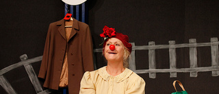 Teater Fenix: En clownnäsa får tiden att gå fortare 
