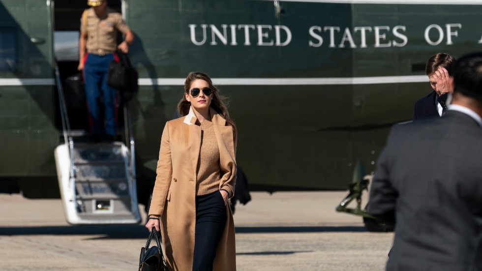 Donald Trumps tidigare kommunikationschef Hope Hicks reste tillsammans med presidenten så sent som i onsdags, då denna bild togs i Maryland.