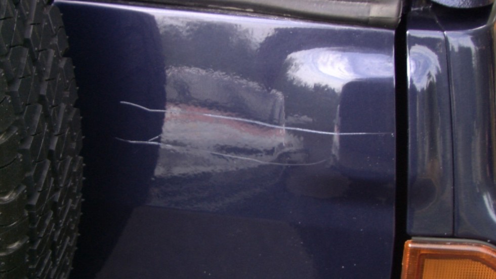En kvinna i 30-årsåldern ska under helgen ha fått sin bil vandaliserad utanför bostaden. (Bilen på bilden är inte kopplad till det aktuella fallet).