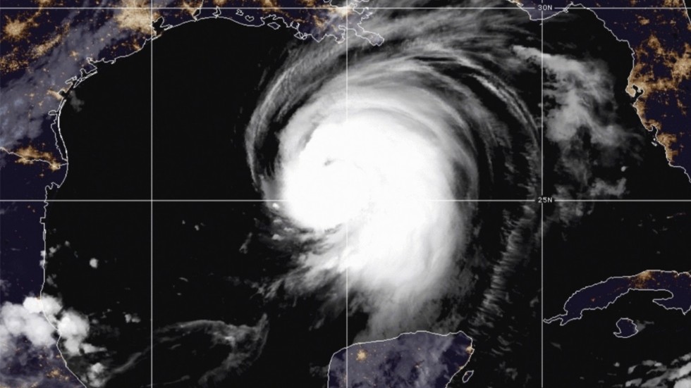 Satellitbild från vädermyndigheten NOAA som visar Lauras jättelika vindvirvel över Mexikanska golfen.