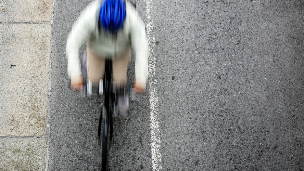 Tysta cyklister skräms när de kör om, menar skribenten.