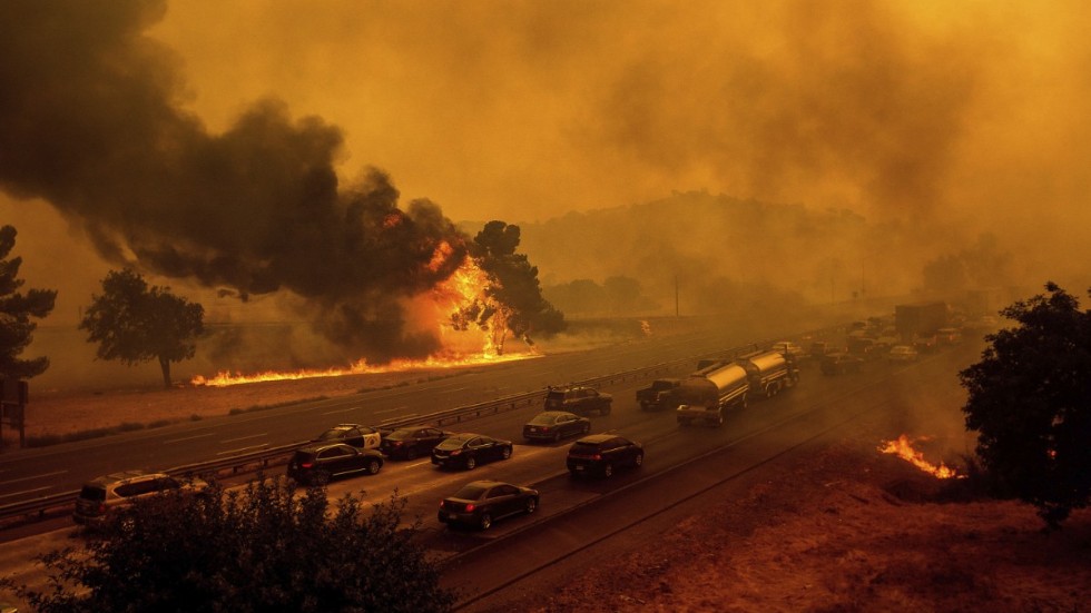 Närmare 370 skogsbränder rasar i den amerikanska delstaten Kalifornien.