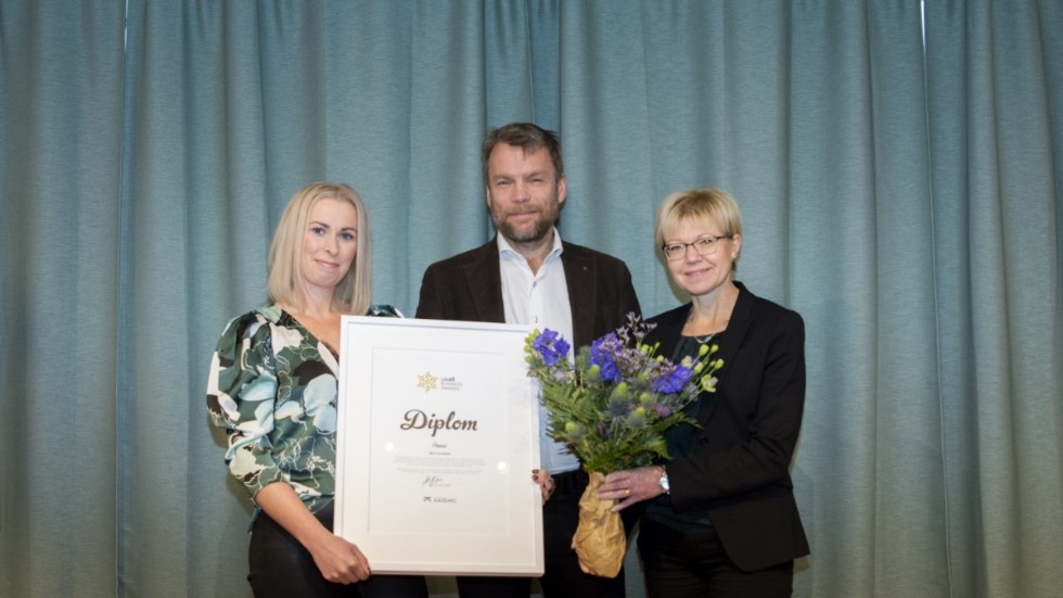Kristina Larsson, Hanzéns, fick ta emot priset Årets guldkorn av Peter Olofsson och Christina Lehto från Advokatbyrån Kaiding.
