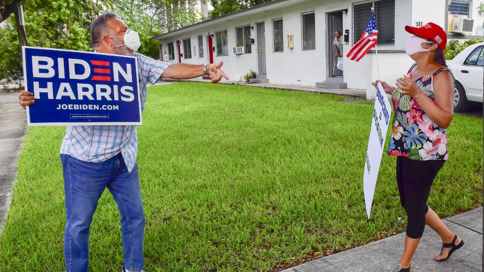 Domenic Sanfana, pensionär som är född i New Jersey av kubanska föräldrar, och Zonia San Martin, som är född i Kuba och arbetar som narkossköterska i Florida, stödjer Demokraternas Joe Biden respektive Republikanernas Donald Trump. Här bråkar de utanför ett av Bidens kampanjmöten i Miami.