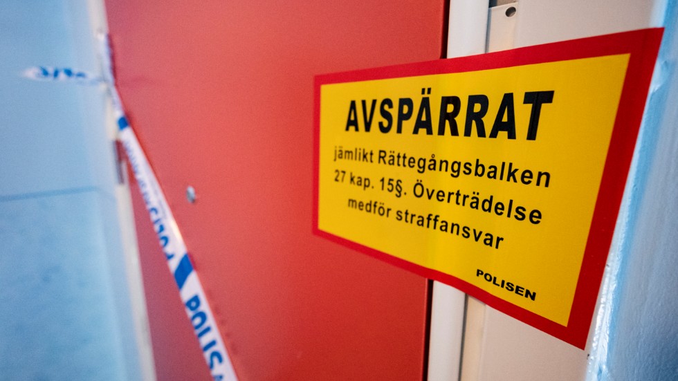 Polisen spärrade av lägenheten i Kävlinge kommun sedan en 33-årig man dödat sin tio år yngre fru. Nu döms mannen för mord till 18 års fängelse och utvisning. Arkivbild.