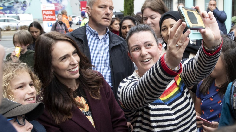 Nya Zeelands premiärminister Jacinda Ardern har miljontals följare i sociala medier och är ett populärt selfie-motiv, här tillsammans med anhängare i Christchurch.