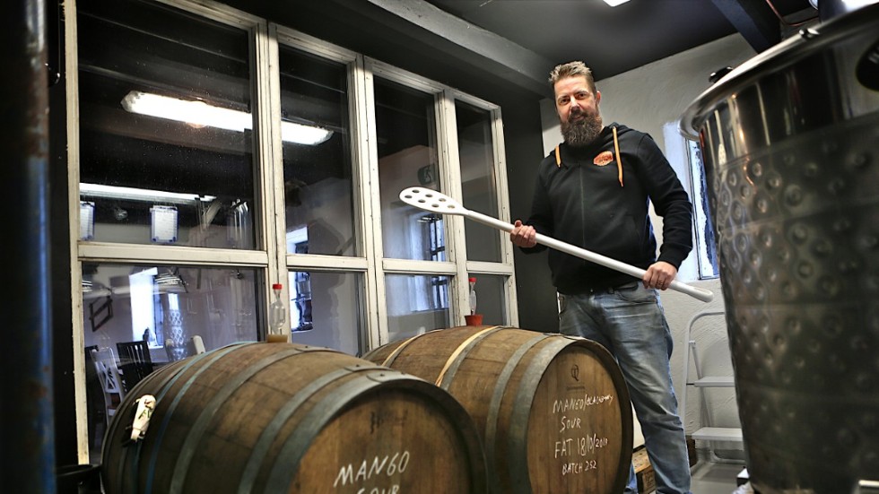Även om den mesta produktionen sker i ståltankar brygger Rob Bough även öl i träkaggar.
