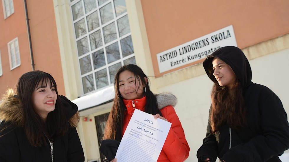 Tre klasskompisar till Eliza i sjuan på AL-skolan som ska samla namnunderskrifter för familjens Berishas situation. Fr. Ella, Xiaoyi och Royya.