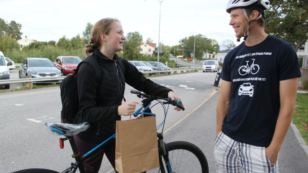 Amanda Eriksson Berglund, 16, blev glatt överraskad när hon stoppades av Daniel Hägerby och fick en goodiebag.
"Kul! Jag tar oftast cykeln till skolbussen, jag gillar att träna och får motion".