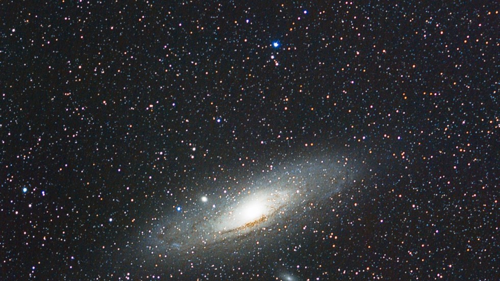 Andromedagalaxen är vår närmaste granngalax och befinner sig 2 500 000 ljusår bort från Jorden. 