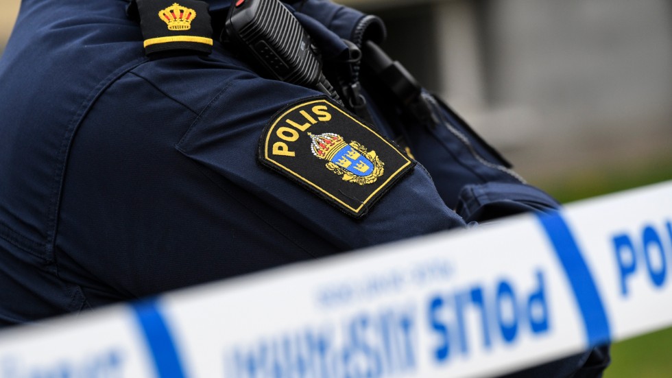 Polisen söker en ung man som rånat en kvinna på ett äldreboende i Örebro. Arkivbild.