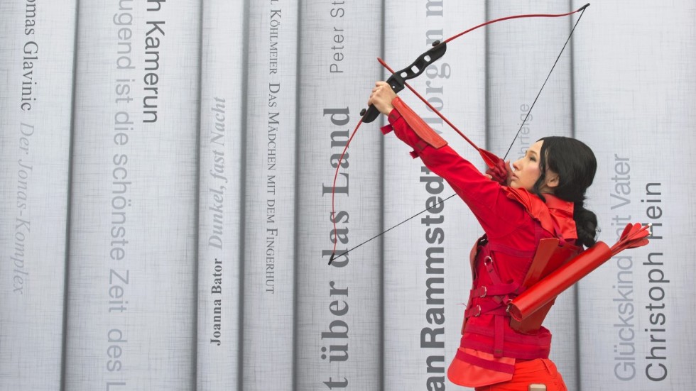 Kvinna utklädd till Katniss Everdeen från Hungerspelen på bokmässan i Leipzig.