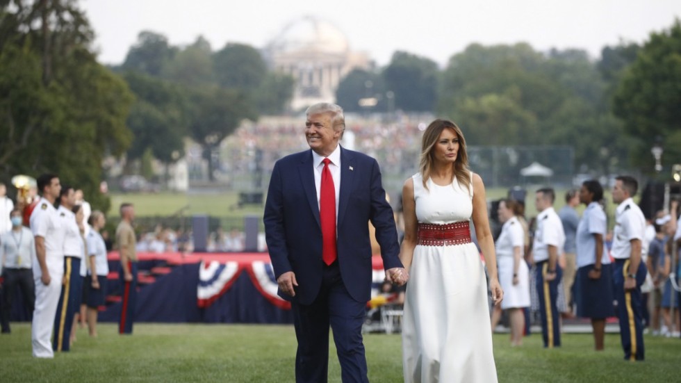 USA:s president Donald Trump tillsammans med sin hustru Melania vid nationaldagsfirandet utanför Vita huset.