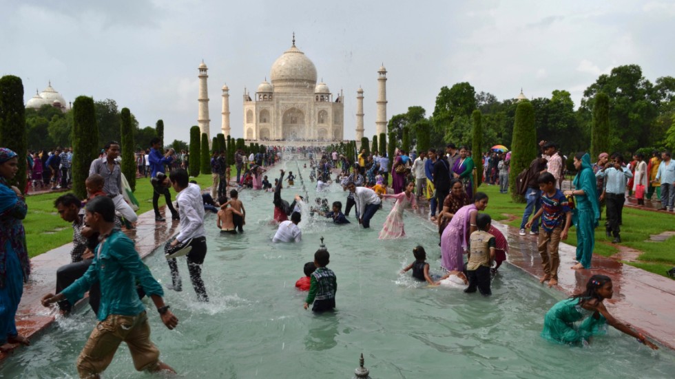 För den som kan ta sig till Taj Mahal ska ett besök nu kunna ske i mer lugn och ro. I vanliga fall kan trängseln vara stor, som på denna arkivbild.