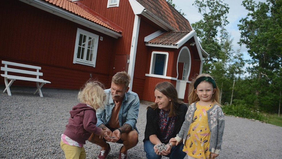 Andreas Svensson och Mirja Holgersson är superglada över att flytta in i det första Farmen-huset som byggts till och renoverats varsamt för att behålla den gamla torparstilen. Barnen Ella-Li, 2 och Tuva, 4 är med på noterna.