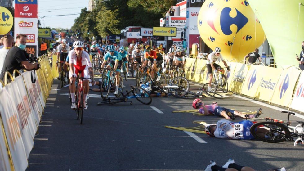 Flera cyklister, däribland nederländaren Fabio Jakobsen, skadades på öppningsdistansen av Tour de Pologne.