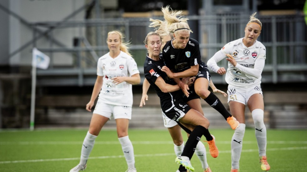Göteborgs Julia Roddar krockar med sin lagkamrat Emma Koivisto. Strax efteråt såg duon till att Göteborg tog ledningen med 1–0 i toppmötet med Rosengård.