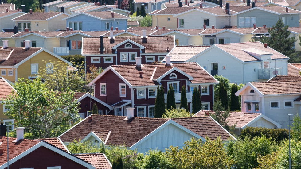 Med gröna lån och klimatomställningsbidrag kan regeringen hjälpa fastighetsägare att bidra till klimatmålen, skriver Mats Björs, vd för Swedisol.