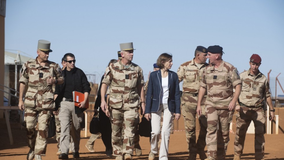 Frankrikes försvarsminister Florence Parly besöker Gao i Mali i november 2019, efter det att 13 franska soldater dödats i en helikopterkrock.