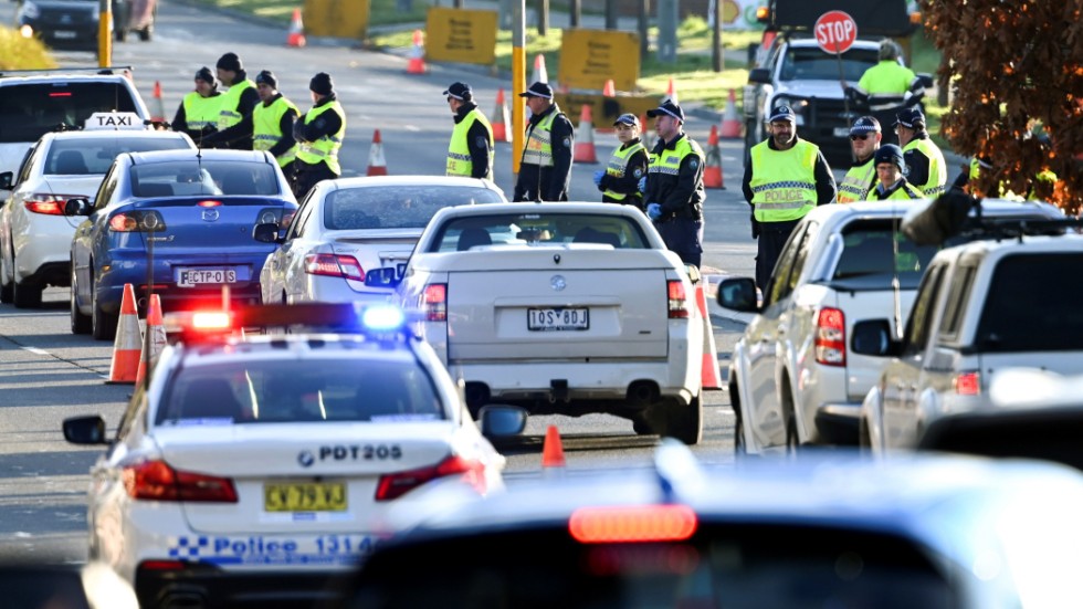 Polis vid gränsen mellan delstaterna Victoria och New South Wales i Australien. Victoria och dess huvudstad Melbourne har återgått till strängare restriktioner för att motverka spridningen av coronaviruset. Bland annat stängdes gränsen mellan delstaterna häromdagen.
