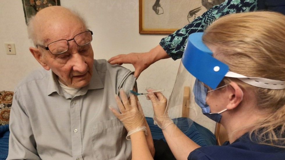Albin Jansson, 100 år, är först ut i Västervik att få vaccin mot covid-19.