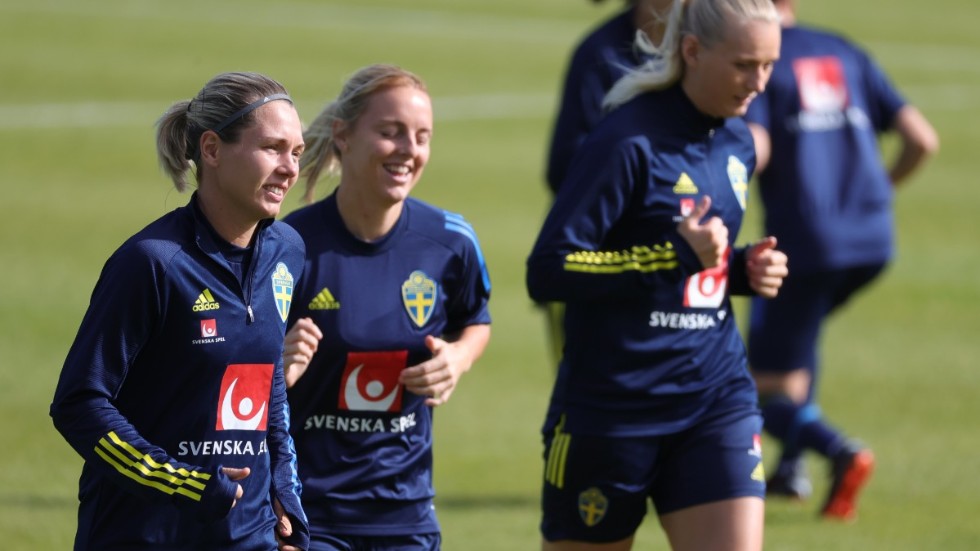 Jennifer Falk och Stina Blackstenius, här med Rosengårdsanfallaren Mimmi Larsson emellan sig, är två av Göteborgs landslagsspelare som nu måste hitta ny klubb. Arkivbild.