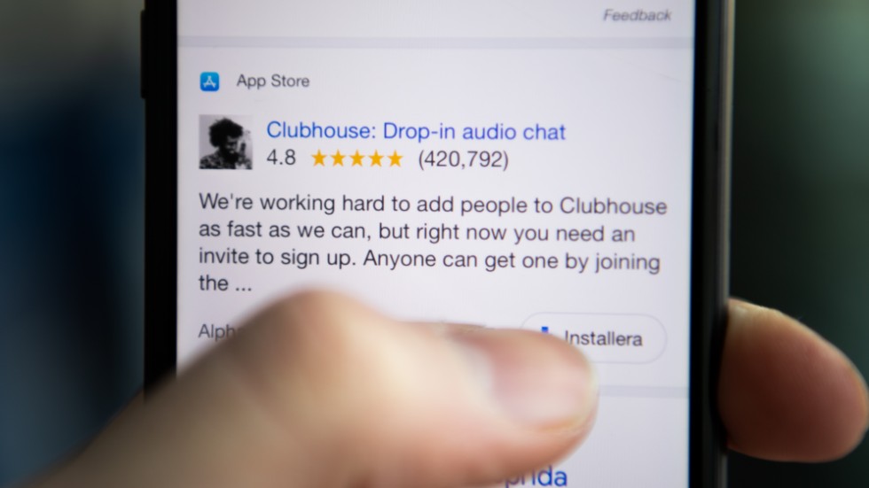 Clubhouse är en ljudbaserad gratisapp där användaren kommunicerar med andra eller lyssnar på andras samtal i så kallade "rum". Genrebild.