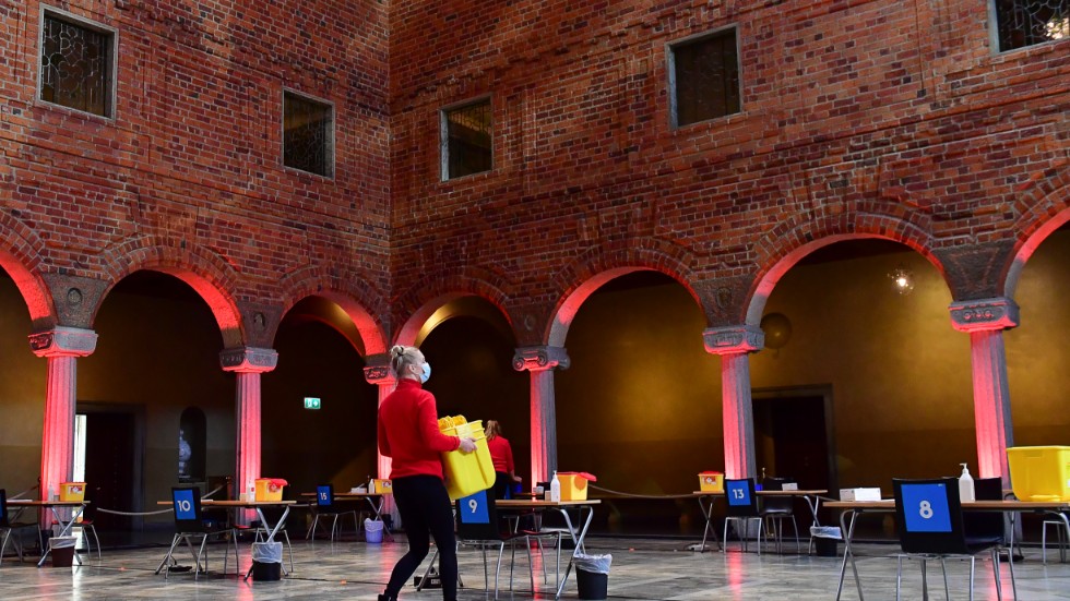 Blå hallen i Stockholms stadshus har fungerat som vaccinationslokal vid vaccinering av vård- och omsorgspersonal i Stockholm. Regionerna runt om i landet får ta till olika lokallösningar när miljoner svenskar ska vaccineras på kort tid.