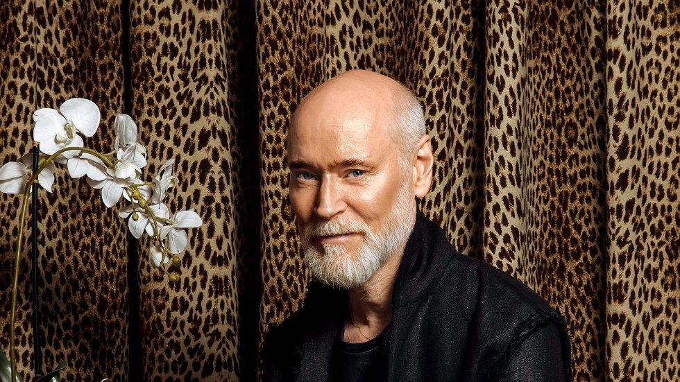 "Att planera och förbereda en look och få känna sig extra fin ger mig energi", säger modeskaparen Lars Wallin som fyller 55 år.