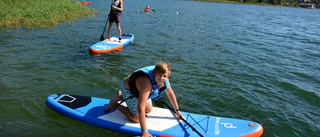 Sol, vind och vatten när barnen testade paddling