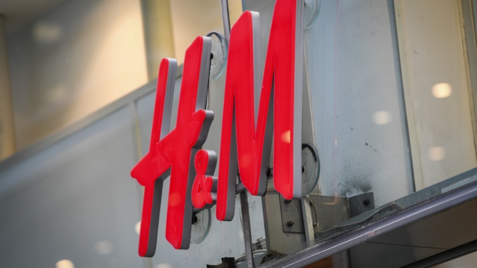 H&M faller på Stockholmsbörsen. Arkivbild.