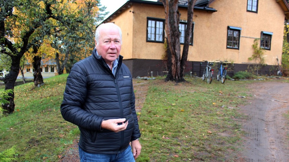 Leif Edström och hans sambo Ingalill Svensson bor bara cirka 150 meter bort från brandplatsen. På tisdagsmorgonen hittade de flagor från branden på sin tomt. "Tur att det var blött i marken", säger han.