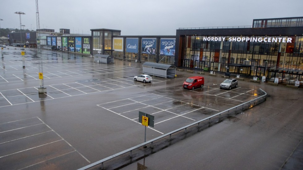 Glest på parkeringen vid Nordby shoppingcenter i Strömstad. Varuhuset ligger nära gränsen till Norge varifrån många kunder kommer. Innan gränsstängningen kunde 50 000 kunder komma samma dag.