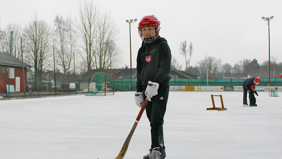 Theo Larsson, 10, och hans familj har åkt från Mörlunda för premiäråket på isbanan. "Jag har åkt skridskor sedan jag var två år gammal, men det är första åket för i år", berättar han. 