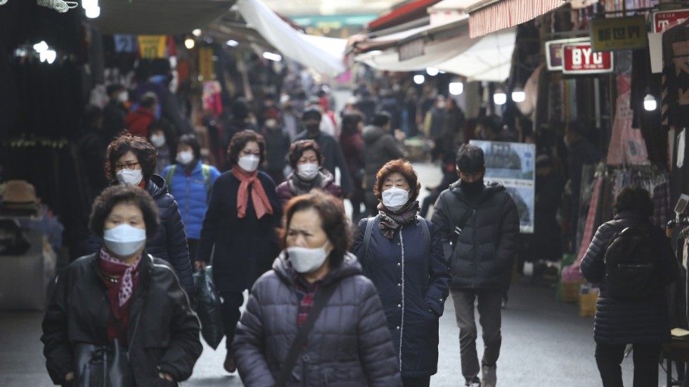 Människor i huvudstaden Seoul iförda skyddsmask mot coronaviruset som ökar i Sydkorea igen.