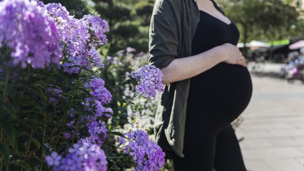 Finland och Norge ligger långt före i arbetet med att undvika förlossningsskador. Det behövs ett nationellt ledarskap som pekar ut riktningen för en förbättrad kvinnosjukvård, skriver artikelförfattarna.