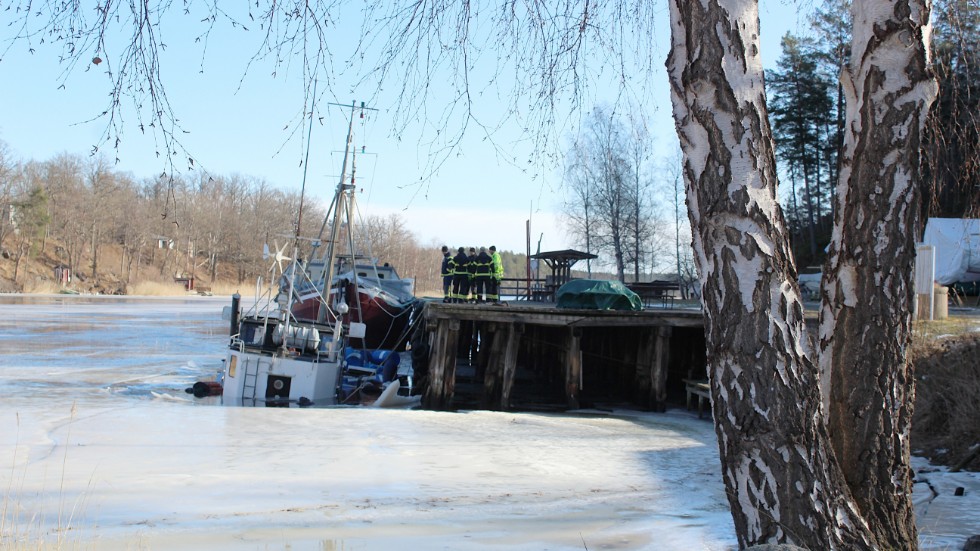 Vid 10.30-tiden på söndagen tillkallades räddningstjänst och kustbevakning till en båt som sjunkit i Verkebäcksviken. 
