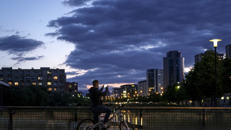 Migrationsverket bedömer att det inte är sannolikt att personer från Bosnien och Hercegovina har behov av asyl i Sverige och har därför tagit med landet på sin lista. Här fotar en man solnedgången i Sarajevo i maj förra året. Arkivbild.