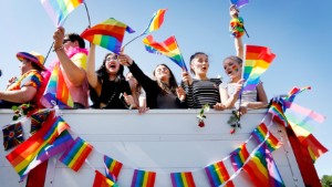 Snacka sex, lär dig HLR och skapa en queerfolkdräkt – så laddar regionen för Springpride