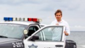 Han kör polisbilen: "Händer att jag får tips om brott"