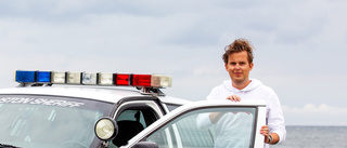 Han kör polisbilen: "Händer att jag får tips om brott"