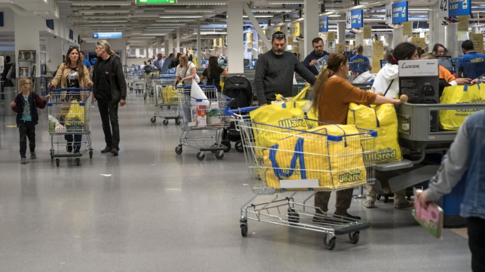 Shoppare vid kassorna på Gekås i Ullared under coronapandemin.