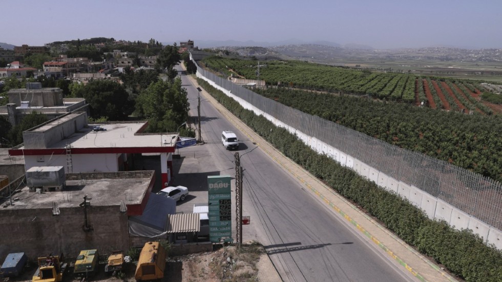 En bil kör i utkanten av den libanesiska byn Kfar Kila vid gränsen mot Israel. Spänningen i gränsområdet har under den senaste veckan ökat. Arkivbild.